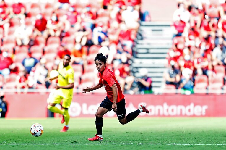 「クボ、ユニフォームちょうだい！」久保建英の“ティキタカ”は地元の子供、タクシー運転手にも人気… ビジャレアル相手に見せた敬意とは〈激写〉(17)