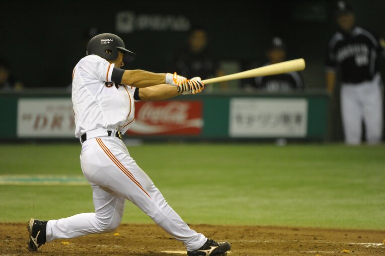 小笠原道大の豪快なフルスイング　©Toshiya Kondo