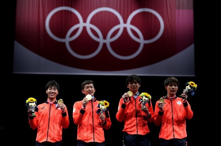 フェンシング界初の金メダルを獲得した男子エペ団体チーム（左から加納、見延、宇山、山田） ／ photograph by Getty Images