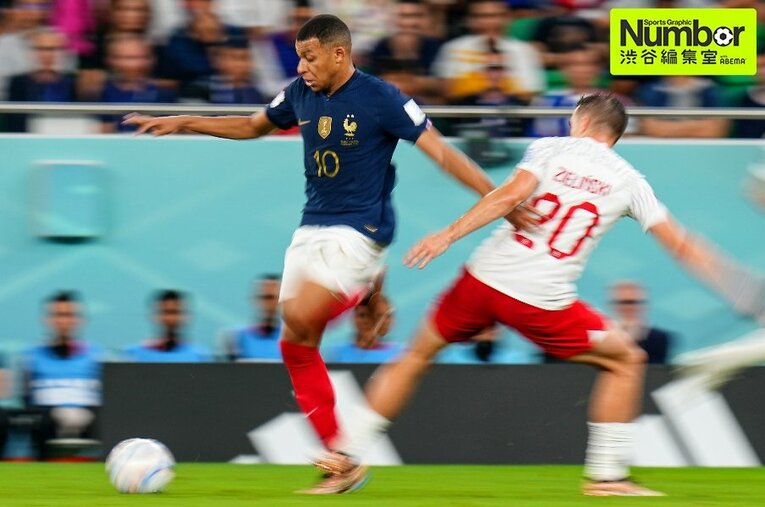 決勝トーナメント1回戦でも、エムバペは爆発的なスピードでポーランドの守備陣を何度も切り裂いた ／ photograph by Getty Images