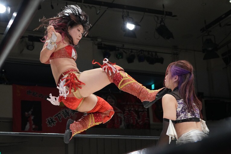 コーナーからNØRIにキックを見舞う林下詩美　©Essei Hara