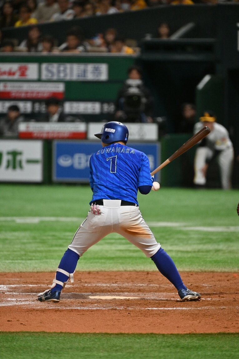 日本シリーズ第5戦、9回に死球を受けた桑原将志　©Hideki Sugiyama