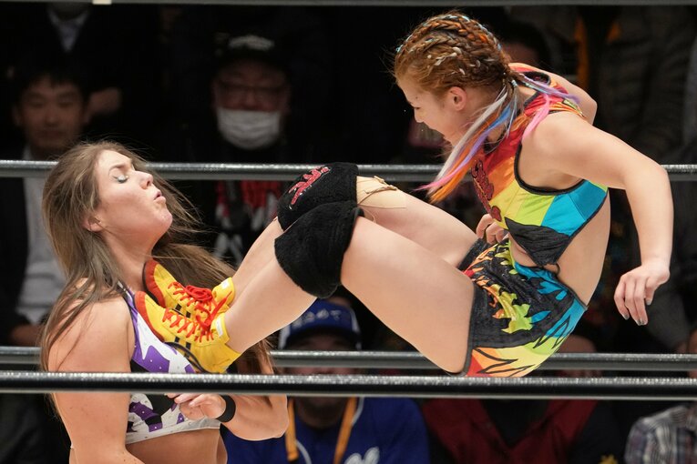 ボジラにドロップキックを見舞う山岡聖怜　©Masashi Hara