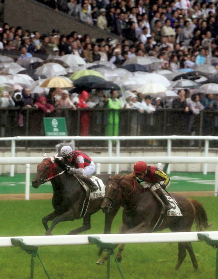 '11年のダービーでは雨の中、オルフェーヴル（右）に迫り2着となったウインバリアシアオン　©︎SANKEI SHIMBUN