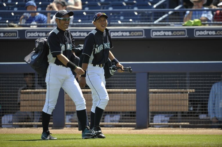 マリナーズでチームメイトとなったイチローと一緒に並んで歩く川崎　©︎Naoya Sanuki