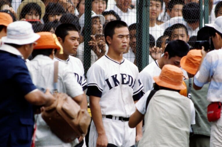 まさかの敗戦を喫し、うつろな表情でPL学園の校歌を聞く水野雄仁ら ／ photograph by Katsuro Okazawa/AFLO
