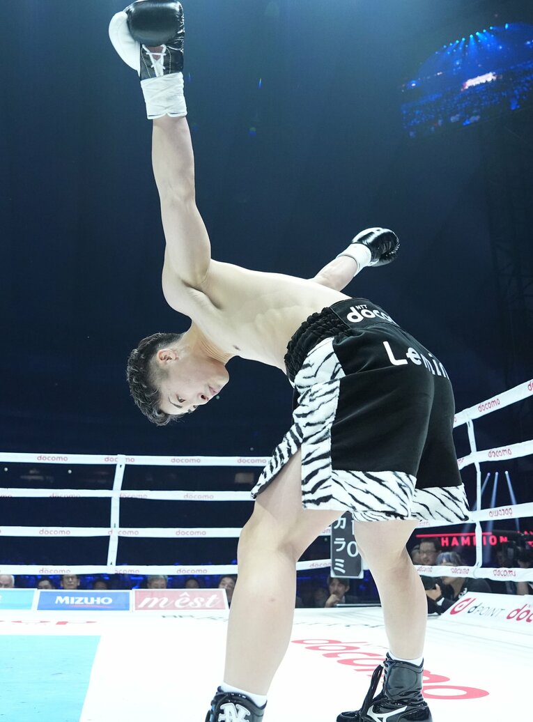 試合開始前、大きく腕を回す井上尚弥　©Naoki Fukuda