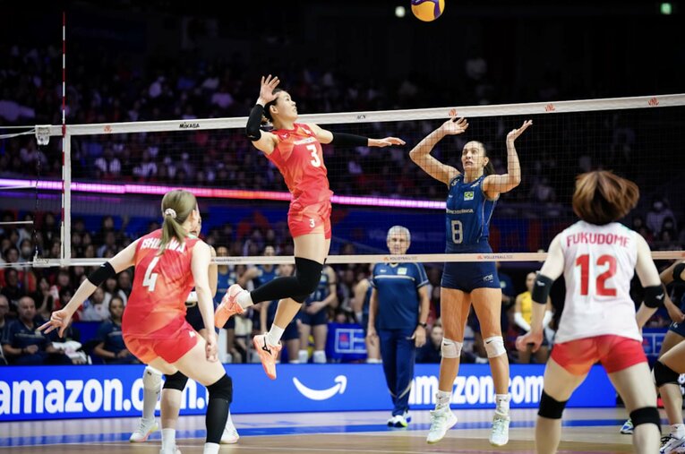 ネーションズリーグ大阪ラウンド・ブラジル戦でスパイクを放つ島村春世　©︎Volleyball World