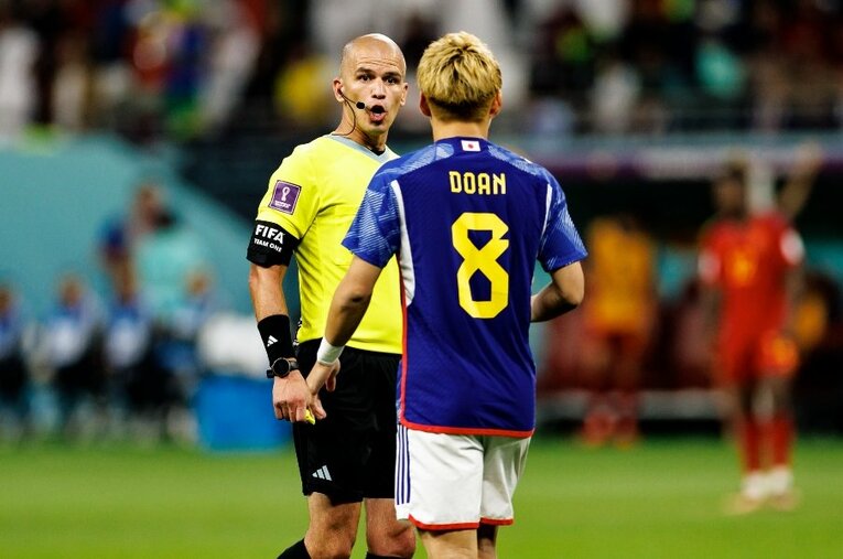 日本vsスペインを担当したビクトル・ゴメス主審（南アフリカ）。VARチェック中、日本中の誰もがこの男に注目した　©Kiichi Matsumoto/JMPA