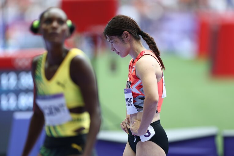 パリ五輪の準決勝では、掲示板に出た記録を見て俯くシーンも　©JMPA