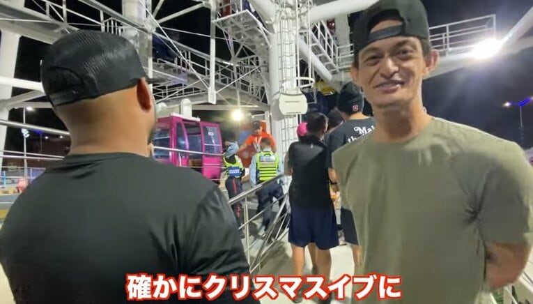 通訳さん、撮影スタッフ、現地警察2人と計5人でゴンドラに乗り込む乙坂　写真は乙坂智YouTubeチャンネル『NICORAZON』より