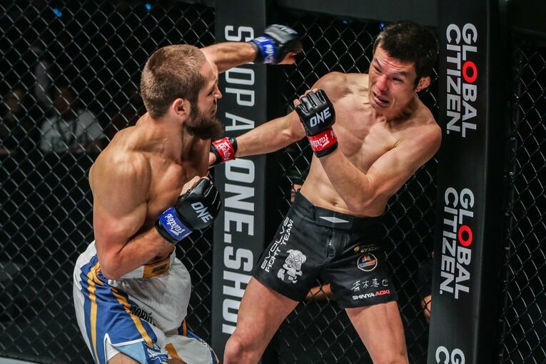 上り調子のイザガクマエフは、臆することなく青木を攻め込んだ　©ONE Championship