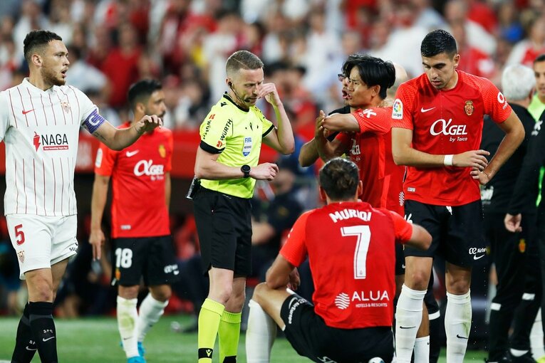 「クボ、ユニホームお願い」来季のレアル去就報道が出てもマジョルカで愛される久保建英…「残留か降格の最終節」で輝くか〈撮影者の視点〉(16)