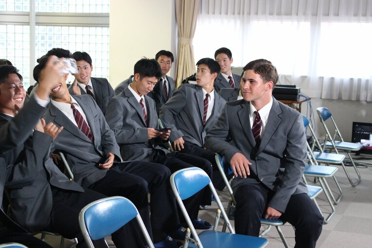 中継が始まるまでは和やかな雰囲気だった　©NumberWeb