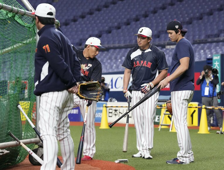 練習で言葉をかわす（右から）大谷翔平、村上宗隆、吉田正尚　©︎Sankei Shimbun