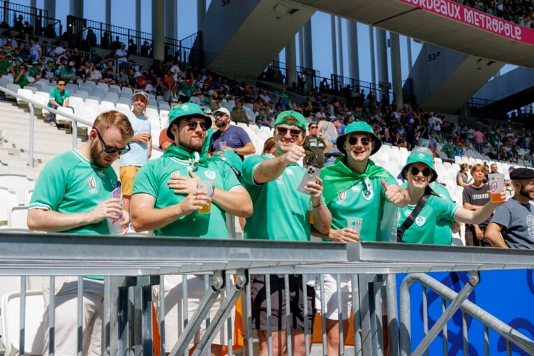 アサヒスーパードライを片手にご機嫌のアイリッシュたち【2枚目／全2枚】　©Kiichi Matsumoto