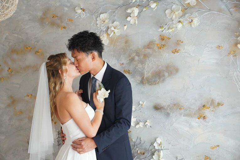 愛を誓う松山恭助とアレクサンドラ・イェグリンスカさん（本人提供）