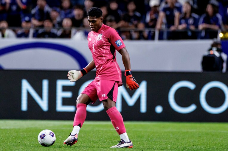 トルシエは足元の技術も含めて鈴木彩艶を評価している　©Kiichi Matsumoto