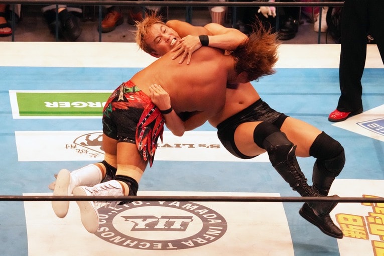 逆転のデスティーノを放つ内藤哲也