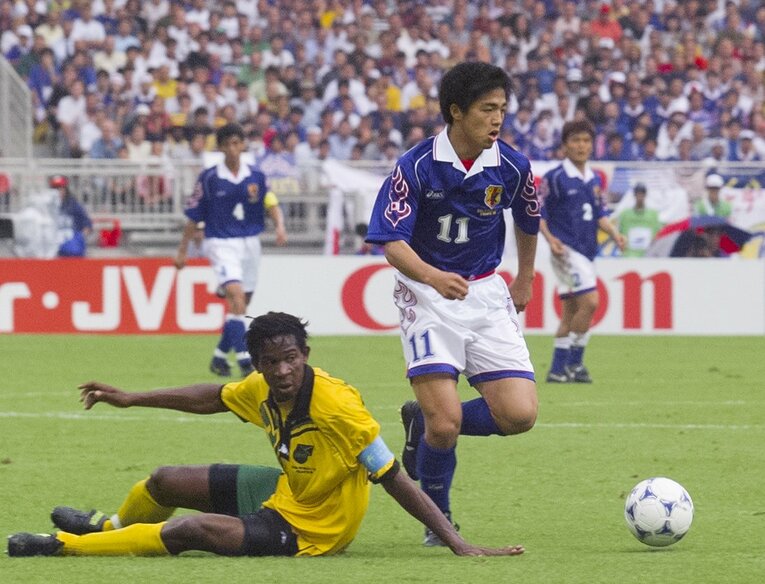 1998年フランスW杯でプレーする18歳の小野伸二　©JIJI PRESS