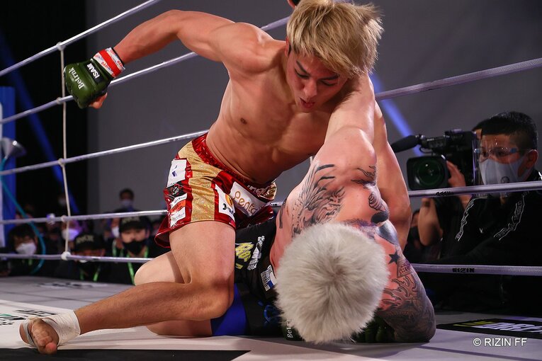鈴木に何度もテイクダウンを奪われた平本　©RIZIN FF