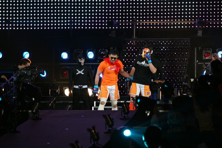 田村戦の入場シーン。親友の下柳剛（当時は阪神タイガース所属）にマスクをかぶせ、“偽桜庭和志”に仕立てた桜庭