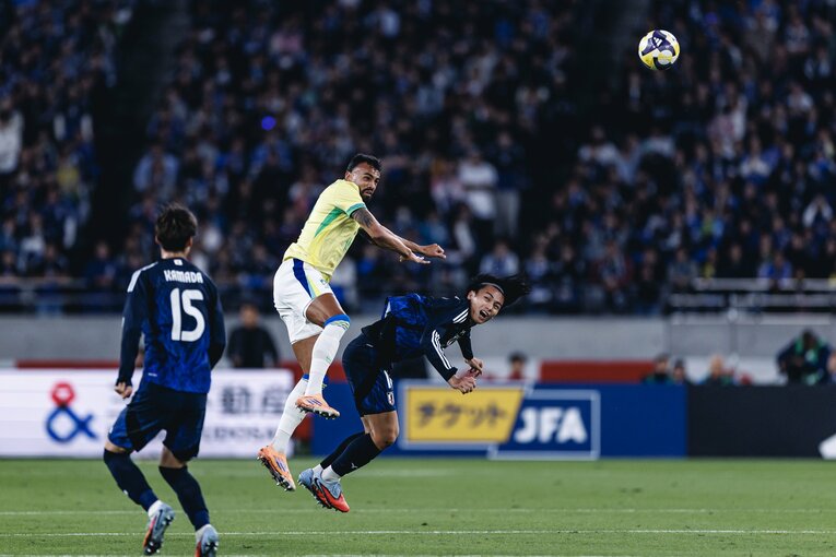 【計30枚超：“テレビに映らない”日本代表ブラジル戦歴史的初勝利】上田綺世は前半から全線で体を張った…写真はまだまだ続きます　©Kiichi Matsumoto