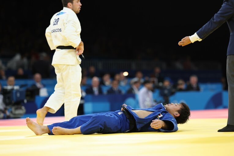 「待て」のあとも6秒ほど締め続けられ、永山は落ちた　©JMPA