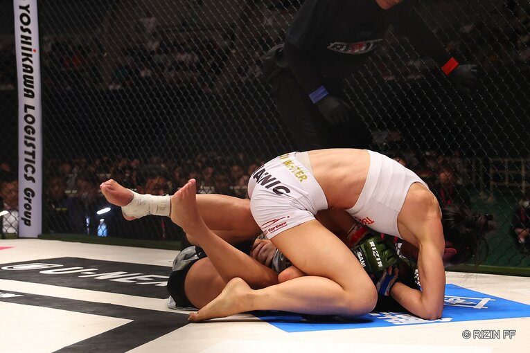 RENAvsシン・ユリ　©RIZIN FF