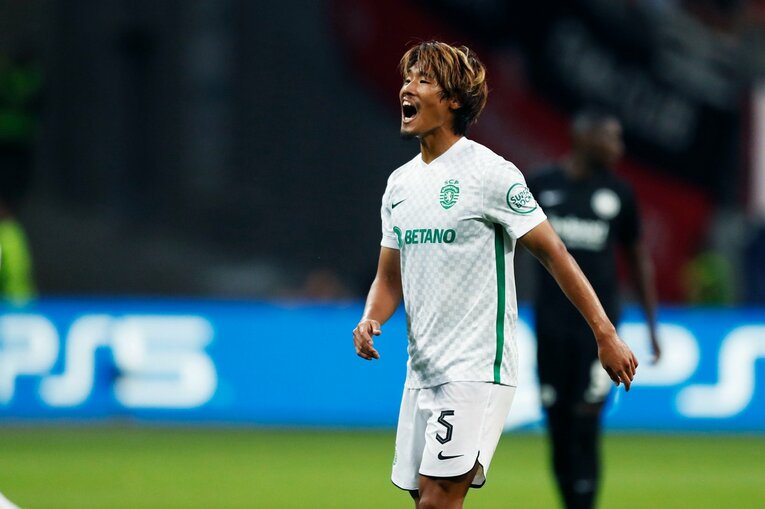 「“鎌田大地と守田英正が一緒に写った1枚”を狙いたいけど…」「長谷部誠はすでにコーチのように」CL日本人対決と“美しい夕焼け”撮影ウラ話(26)