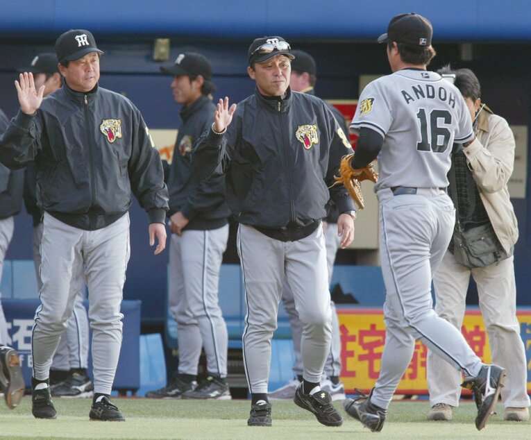 現役時代は二遊間を組んで日本一を達成した岡田と平田（左）。第1次政権でもヘッドコーチを務めた　©︎JIJI PRESS