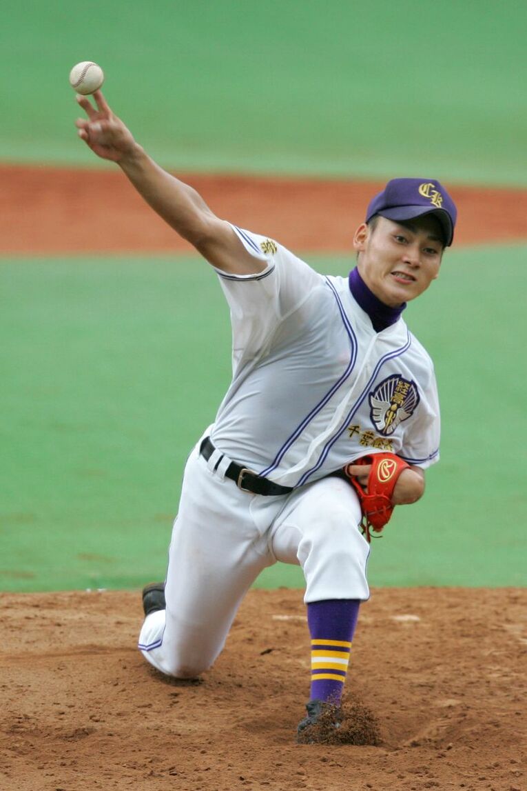千葉経済大学附属高校時代、最後の一年は投手に転向。エースとしてチームを引っ張った（2007年） ／ photograph by AFLO