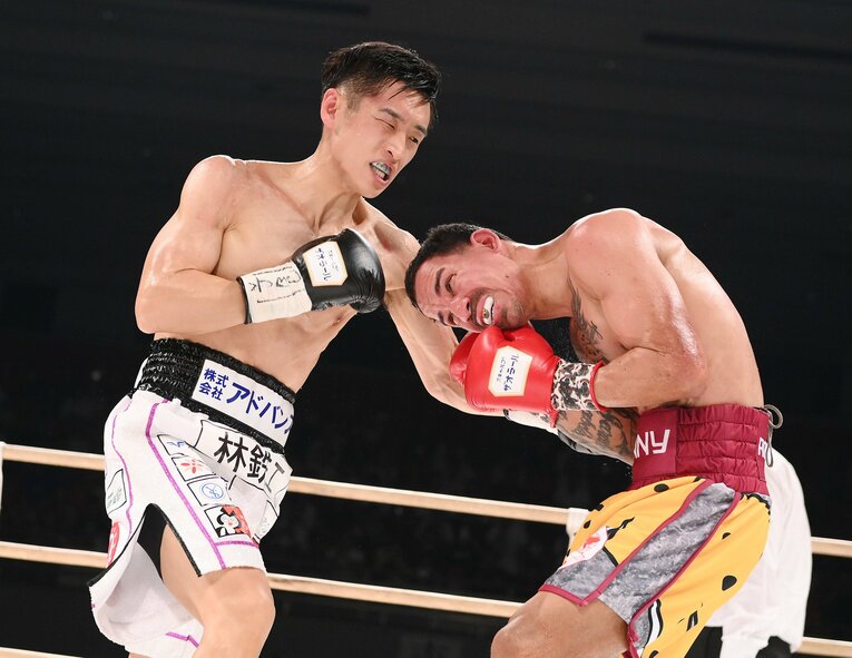 2024年5月、エマヌエル・ロドリゲス（右）に強烈なボディを放つ西田凌佑　©︎JIJI PRESS