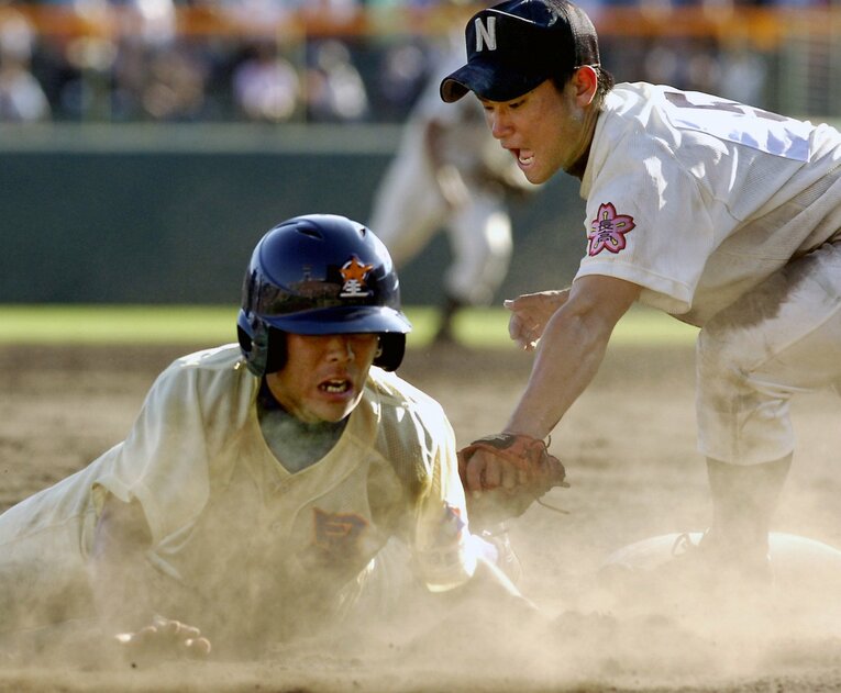 ヘッドスライディングする星稜高校時代の島内 ©KYODO