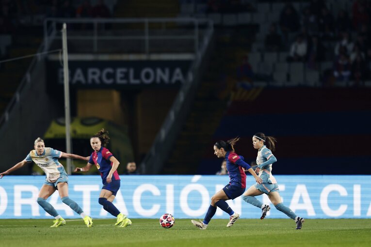 「ユイさん、大好きです」“マンCを熟知”なでしこ新監督ニールセンが就任会見で評価も…長谷川唯と藤野あおばがバルサ戦完敗で見せた素顔(10)