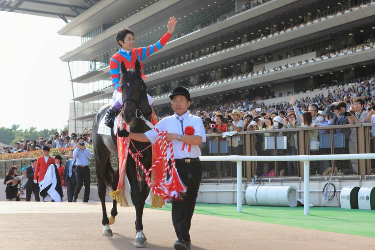 2013年、キズナで5度目のダービー制覇を成し遂げた武豊　©Yoshifumi Nakahara/AFLO