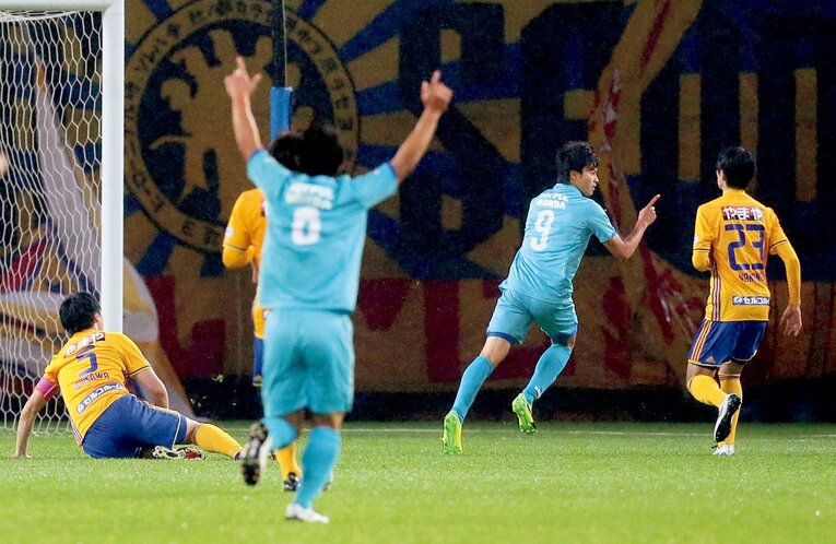 2017年の天皇杯2回戦でJ1仙台相手に衝撃の先制ゴールをあげた筑波大時代の三笘（9番）©︎SANKEI SHIMBUN