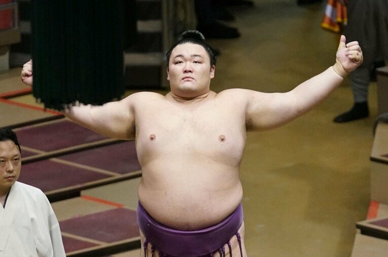 先場所、立ち合い前に気合を入れる朝乃山 ／ photograph by Kyodo News
