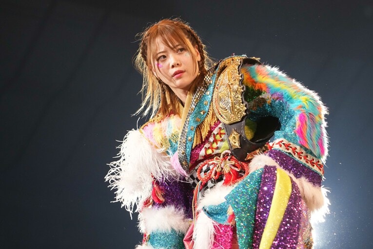 IWGP女子王座のベルトを肩にかけて入場した岩谷麻優。4月27日、横浜アリーナ　©Essei Hara
