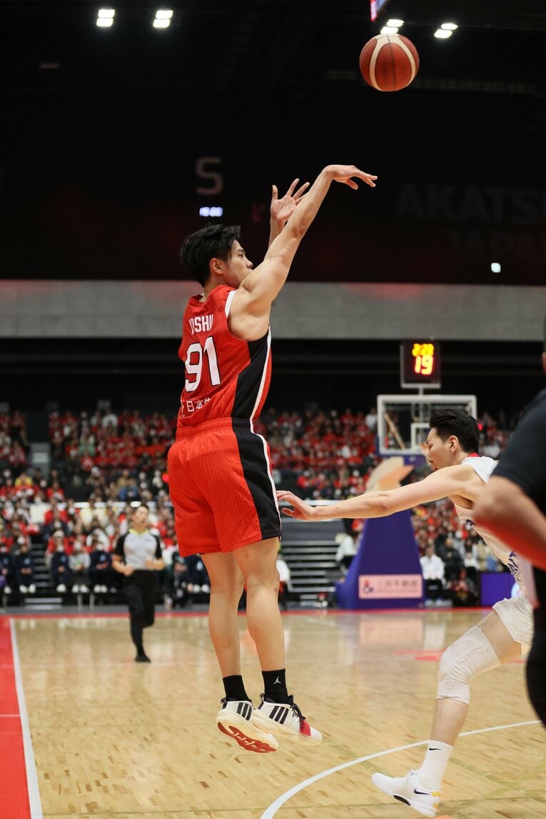 モンゴル戦で3Pシュートを放つ吉井　©︎JIJI PRESS