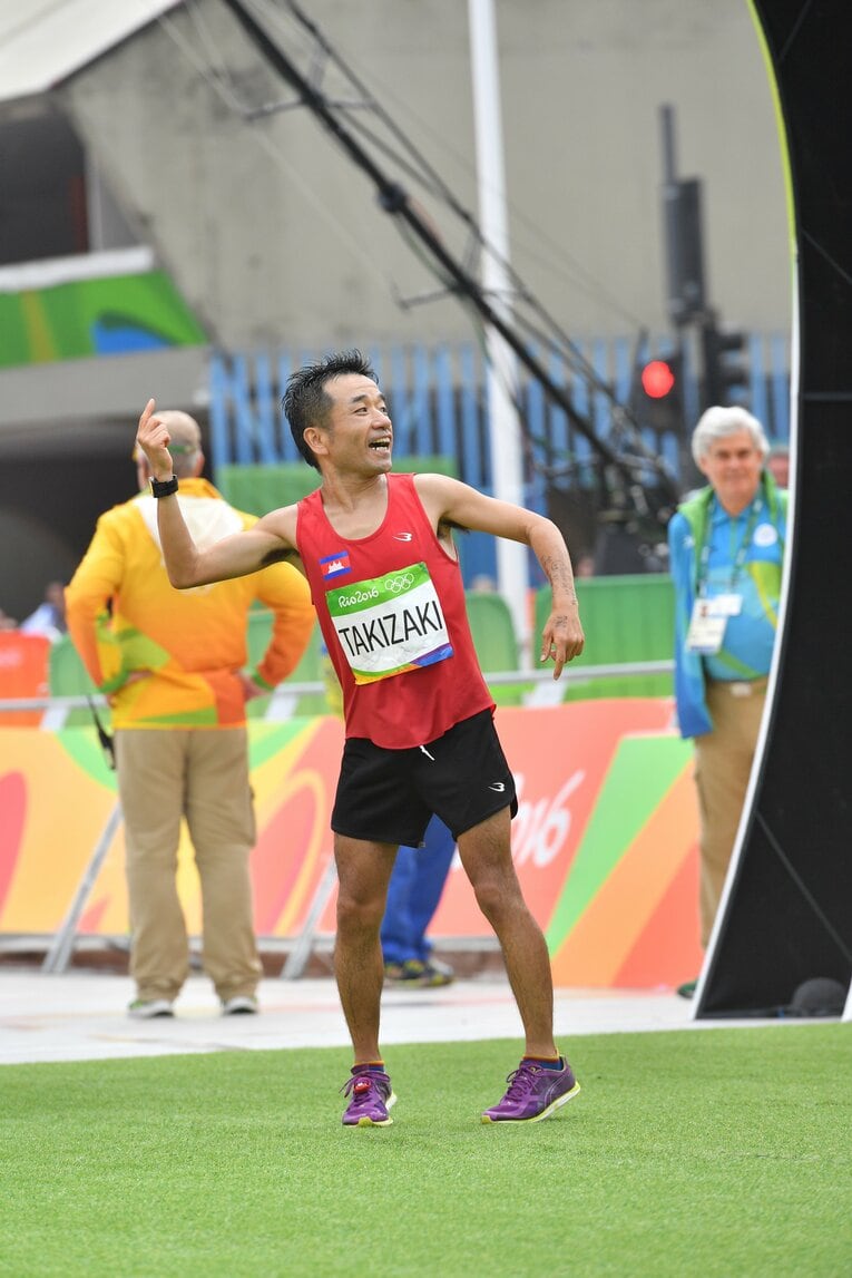 ゴール後には猫ひろしらしいパフォーマンスで現地の観客を沸かせた　©JMPA