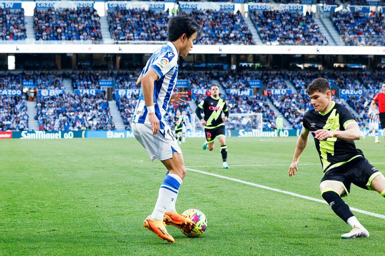 「クボはノルマル（普通）よ」辛口おばあちゃんにバルで遭遇も…カメラマンが撮った久保建英21歳の“軽快ドリブル＋母・祖母のような愛”(67)