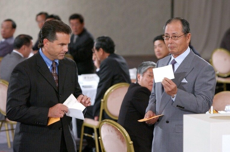 2005年ドラフト、当たりと勘違いして喜ぶソフトバンクの王貞治監督（右）とがっくり肩を落とす日本ハムのヒルマン監督