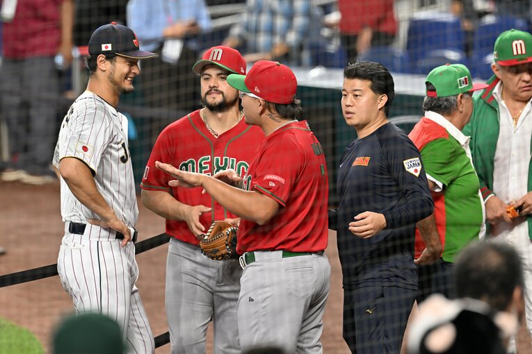 みんなダルビッシュと話したい…メキシコ戦前　©Naoya Sanuki