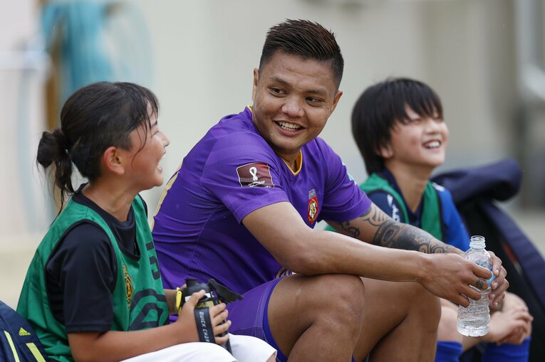 7月にはサッカーを介して日本人の子供たちと触れ合う機会もあった　©Kyodo News