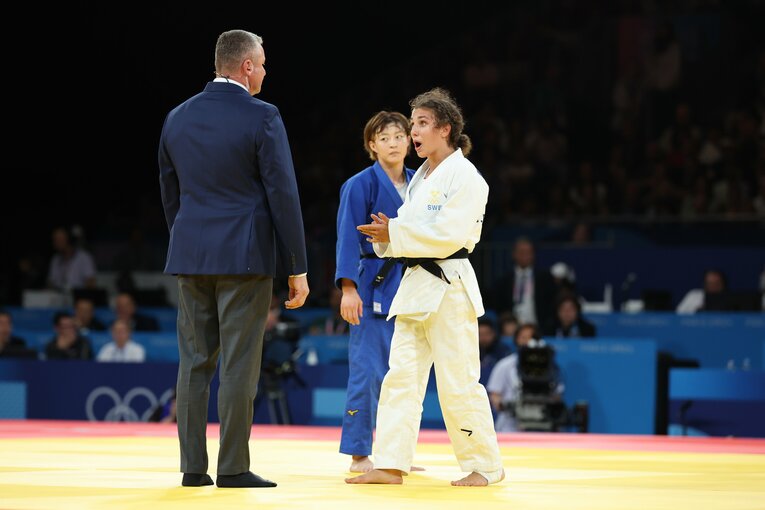 女子48キロ級準決勝。角田夏実の相手、バブルファト（スウェーデン）も判定に抗議した　©JMPA