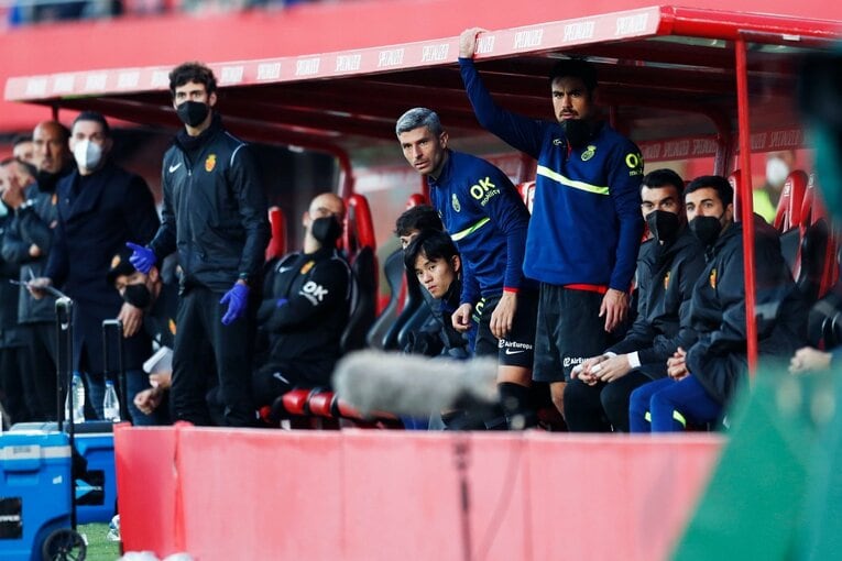 久保建英“オレが蹴る”FK弾→手荒い祝福に「い、痛いんですけど」 カメラマンが至近距離でとらえた一撃と、ファンから“感謝の大拍手”(46)