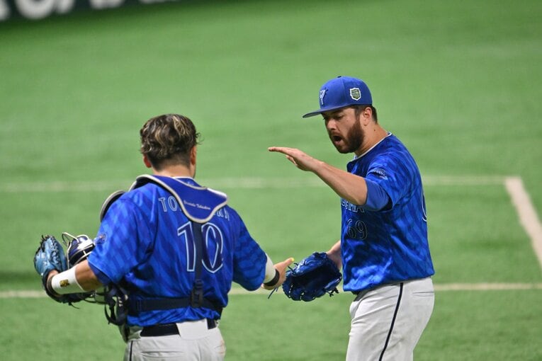 日本シリーズ第4戦、ピンチをしのいで戸柱恭孝とタッチするアンソニー・ケイ　©Hideki Sugiyama