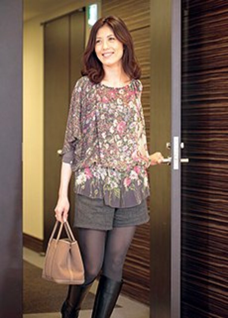 ふとした佇まいも美しい小島さんだが、ビーチバレー浅尾美和選手の「健康的で美しいカラダに憧れる」とのこと                 