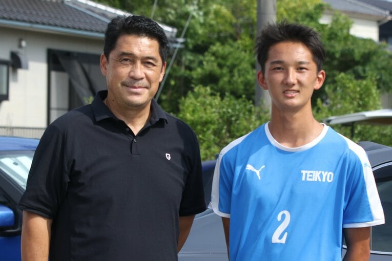 かつて自身も背負った10番をつけるFW伊藤聡太（3年）を激励するOB松波正信（現・ガンバ大阪アカデミーダイレクター）©︎Takahito Ando